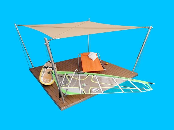 Eine Sonnensegel-Lounge mit ockerfarbenem Segelgewebe.