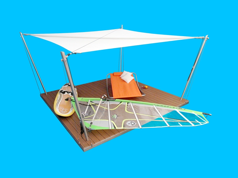 Eine Sonnensegel-Lounge mit austernfarbenem Segelgewebe. Eine Sonnensegel-Lounge mit austernfarbenem Segelgewebe.