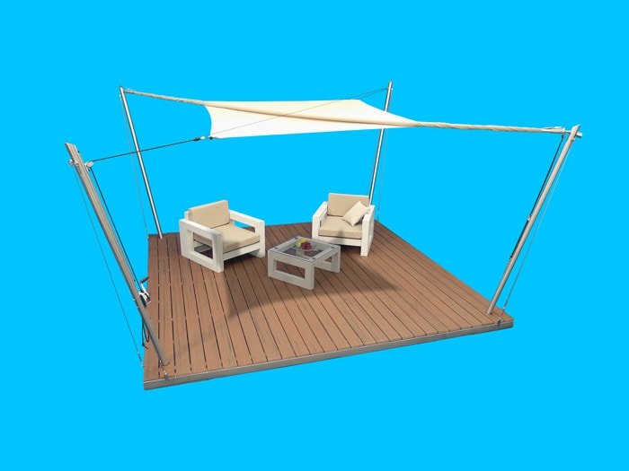 Die Vela-Lounge mit halb ausgerolltem Segel. Eine Sonnensegel-Lounge mit halb ausgerolltem Sonnensegel.