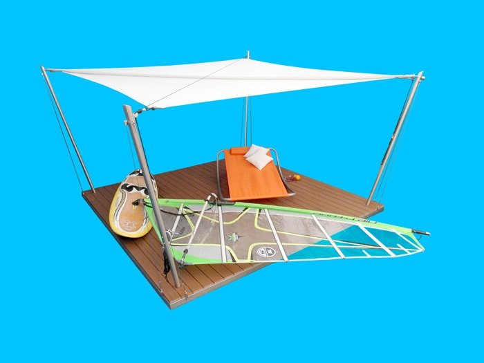 Eine Sonnensegel-Lounge mit austernfarbenem Segelgewebe.