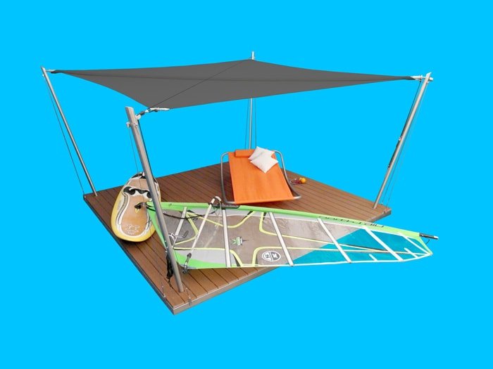Eine Sonnensegel-Lounge mit anthrazitfarbenem Segelgewebe.
